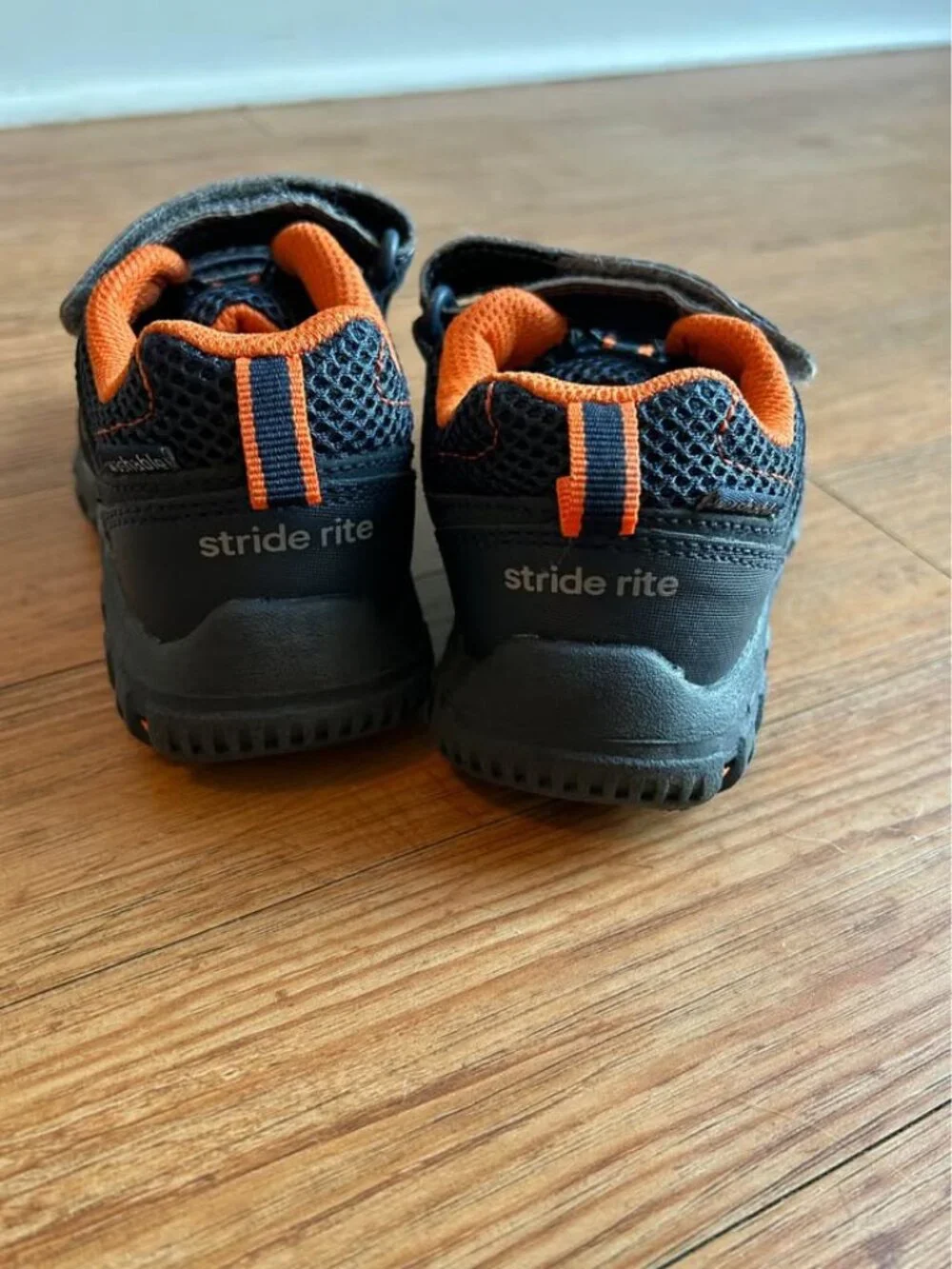 Stride Rite Made2Play Artin Sneakers (size 9)